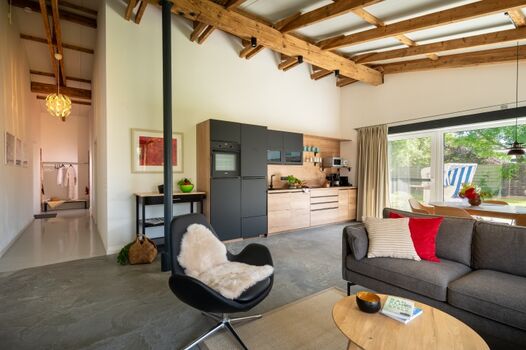 Grosser Wohn- und Essbereich mit moderner Küchenzeile