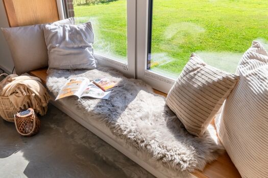 Gemütlicher Sitzplatz am Fenster