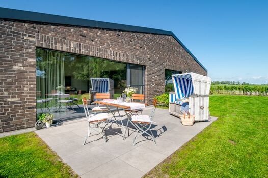 Terrasse im vollständig eingezäunten Garten