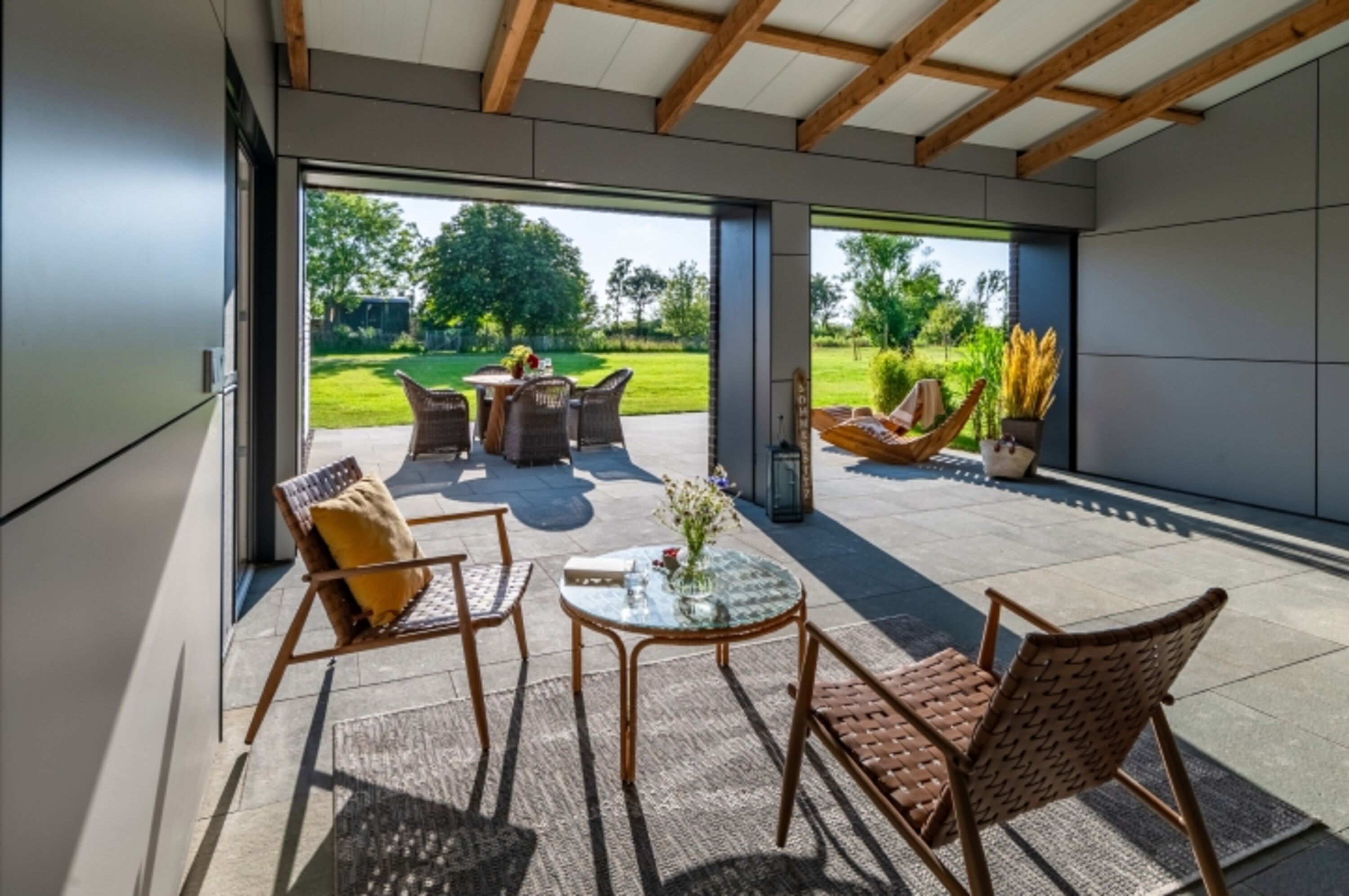 Ausblick in die Ferne aus dem überdachten und windgeschützten Terrassenbereich