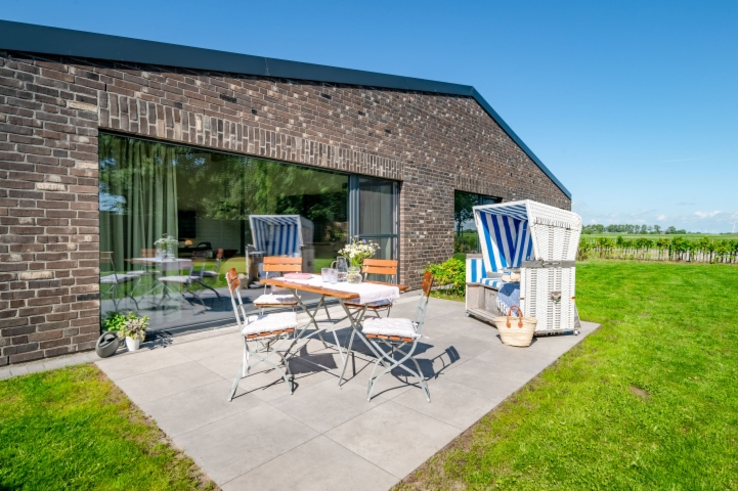 Terrasse im vollständig eingezäunten Garten