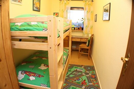 Kineerzimmer mit TV, Videorecoder, Radio, Ki.bücher, Spiele,..etc.