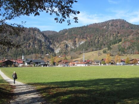 ..auf dem Weg in den Ort  ..  Reit im Winkl
