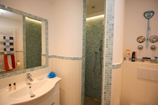 Bad mit Regendusche, Fußb.Hzg., Fön,...