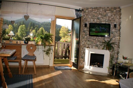 Wohn-/Essraum mit Ausgang auf Balkon