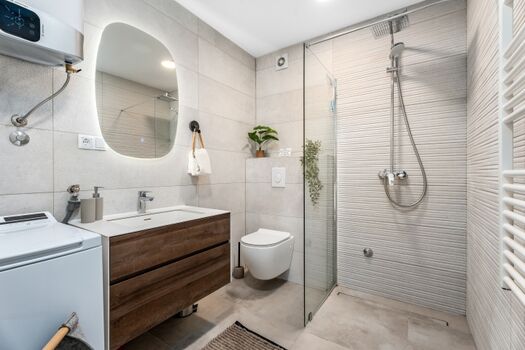 Badezimmer mit Dusche, Toilette und Waschbecken