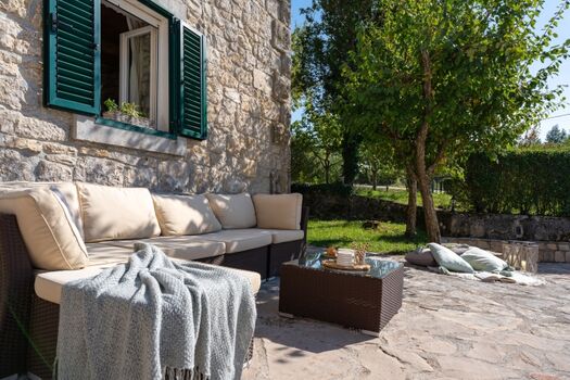 Lounge-Ecke neben dem Steinhaus