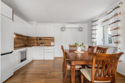 Zweite voll ausgestattete Küche mit allen notwendigen Annehmlichkeiten