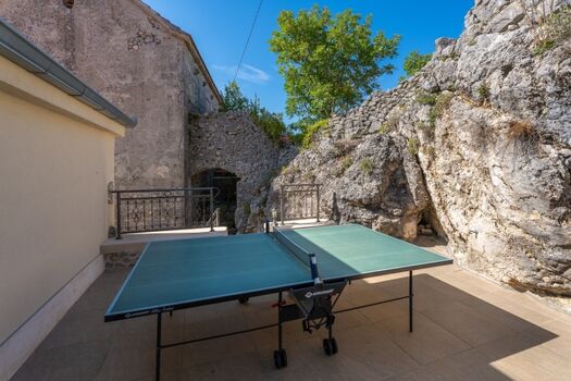 Im Freien mit Tischtennisplatte