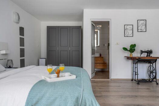 Schlafzimmer Nr. 4 mit einem Kingsize-Bett (180 cm x 200 cm) und eigenem Badezimmer