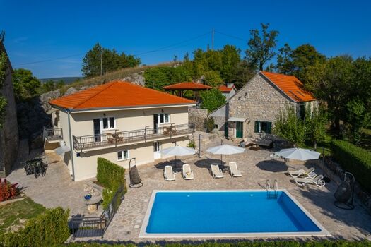 Die Krka-Wasserfälle sind 1 Stunde 20 Minuten entfernt und ebenfalls einen Besuch wert.