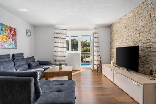 Die erste Etage bietet einen geräumigen und klimatisierten Wohnbereich