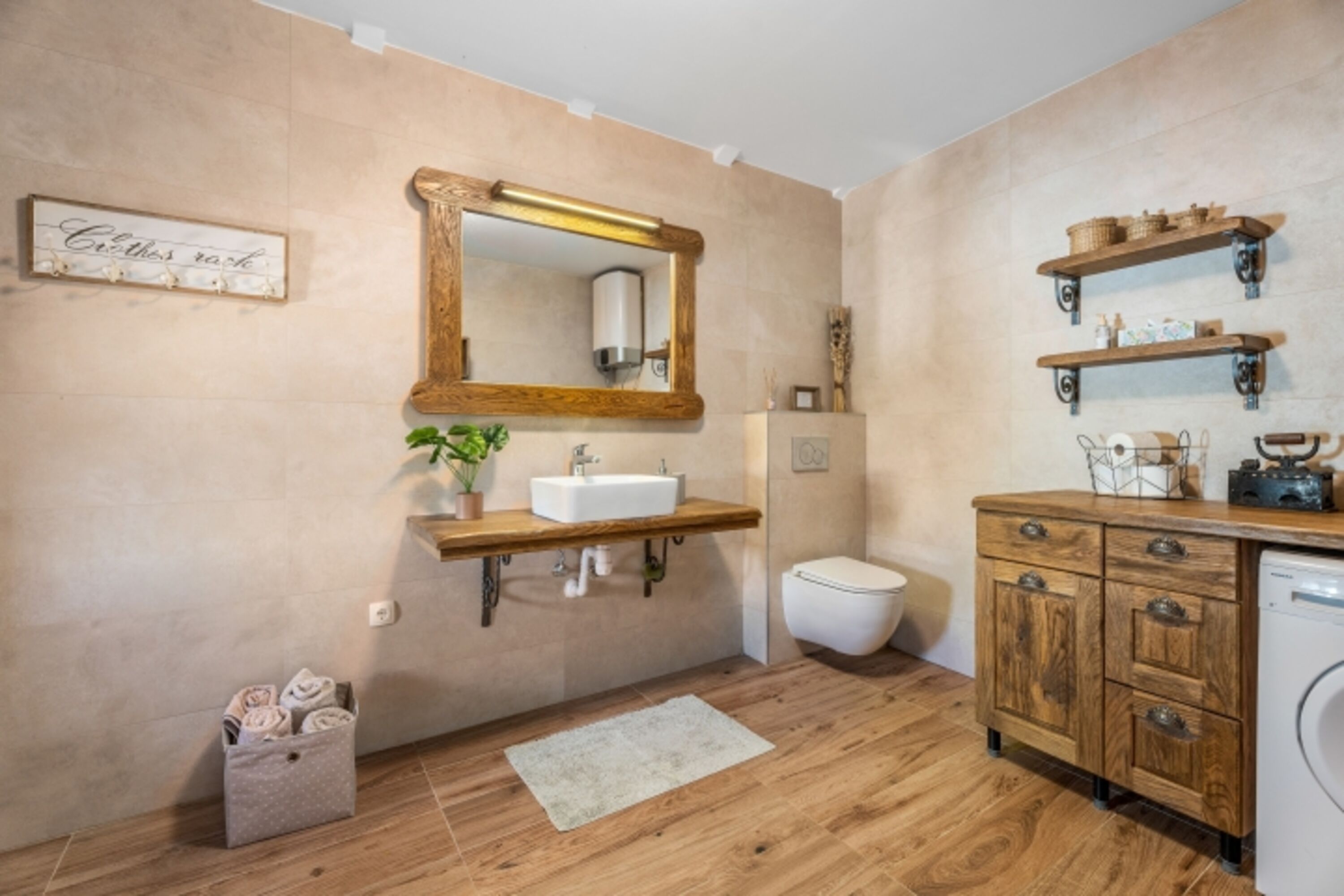 Badezimmer mit Dusche, Handtücher sind vorhanden