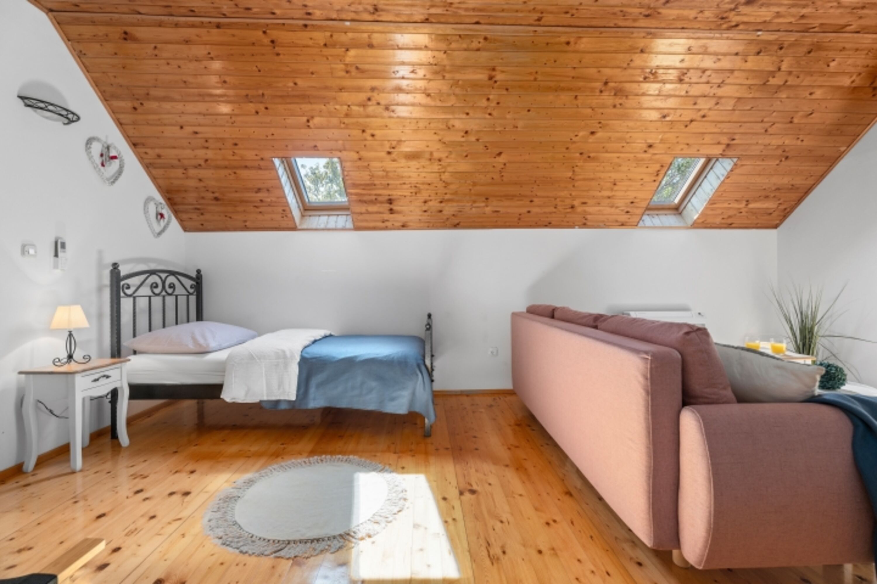 Schlafzimmer Nr. 1 mit 3 Einzelbetten 90 cm x 200 cm, einem Sofa, das in ein Schlafsofa 140 cm x 200 cm umgewandelt werden kann