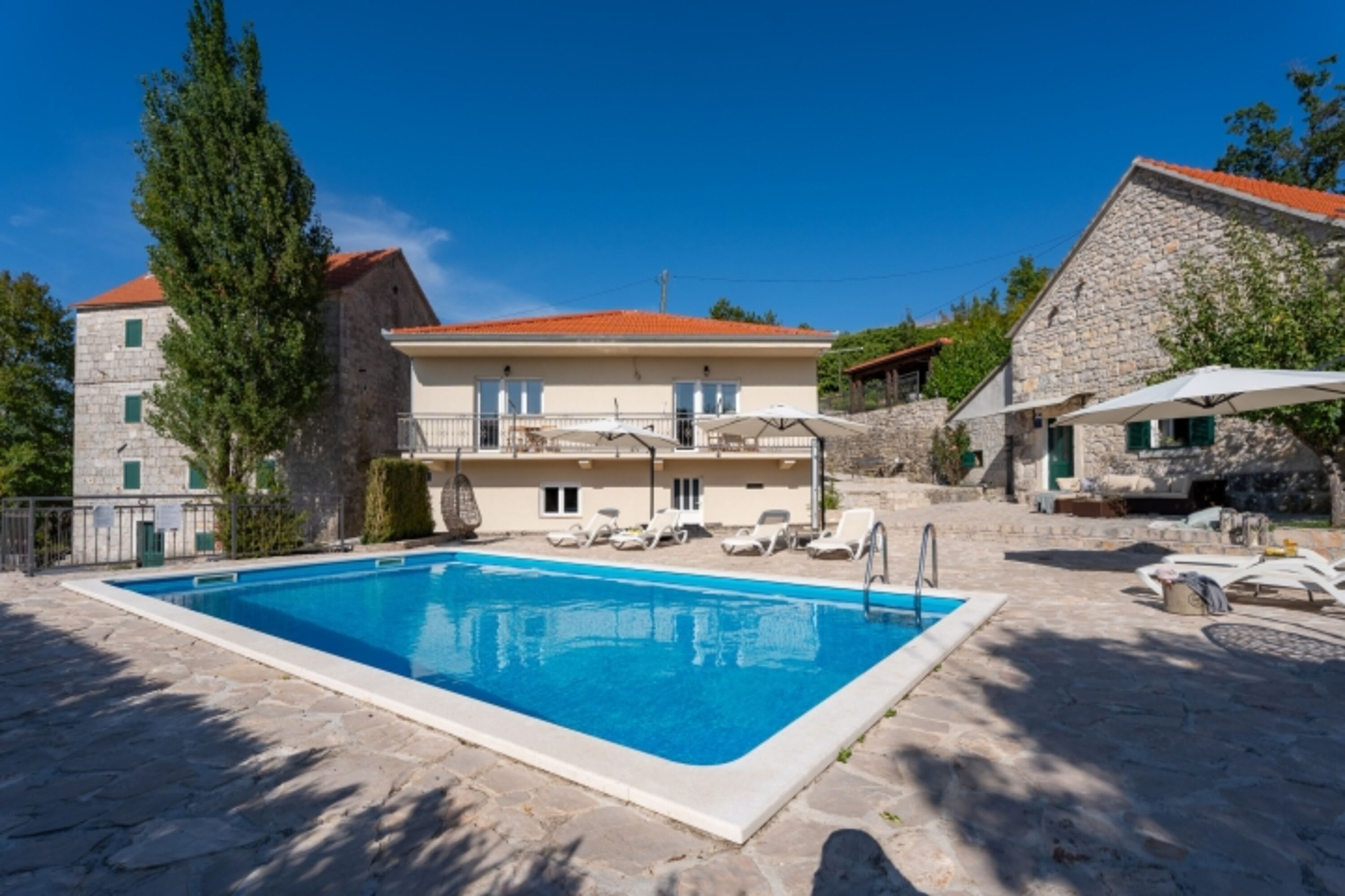 Villa Sylvia bietet Unterkunft für 10 Personen in 4 Schlafzimmern, 3 Badezimmern und einem 45 m2 großen beheizten Pool