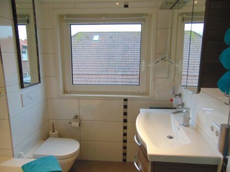 Bad mit Badewanne/Dusche