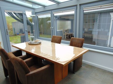 Wintergarten mit Ausgang zum Garten