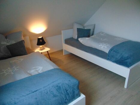 Schlafzimmer mit zwei Einzelbetten