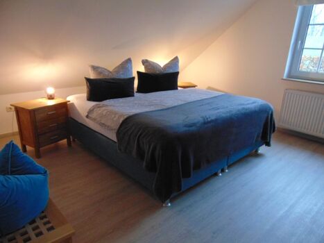 Schlafzimmer mit Doppelbett