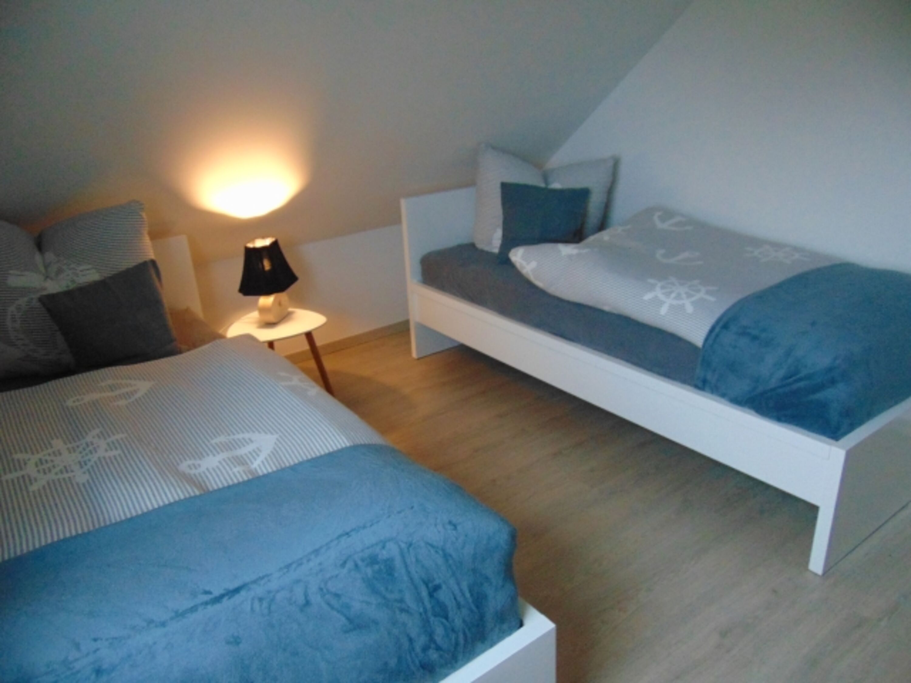 Schlafzimmer mit zwei Einzelbetten