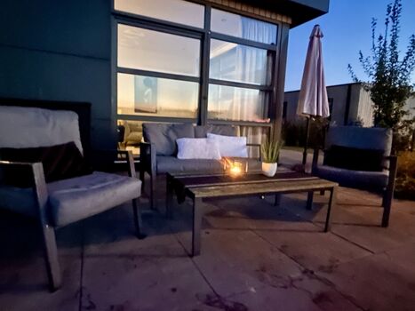 mit gemütlicher Terrasse, Loungemöbel, Meerblick