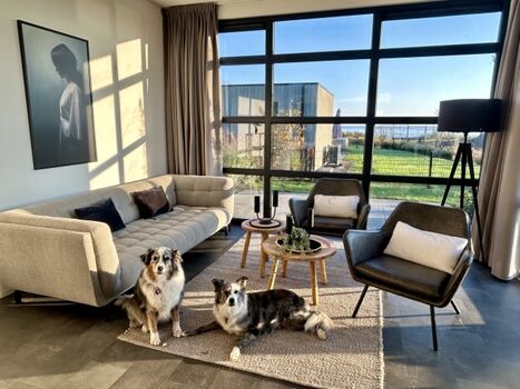 stilvoller Wohnraum mit Blick auf's Meer