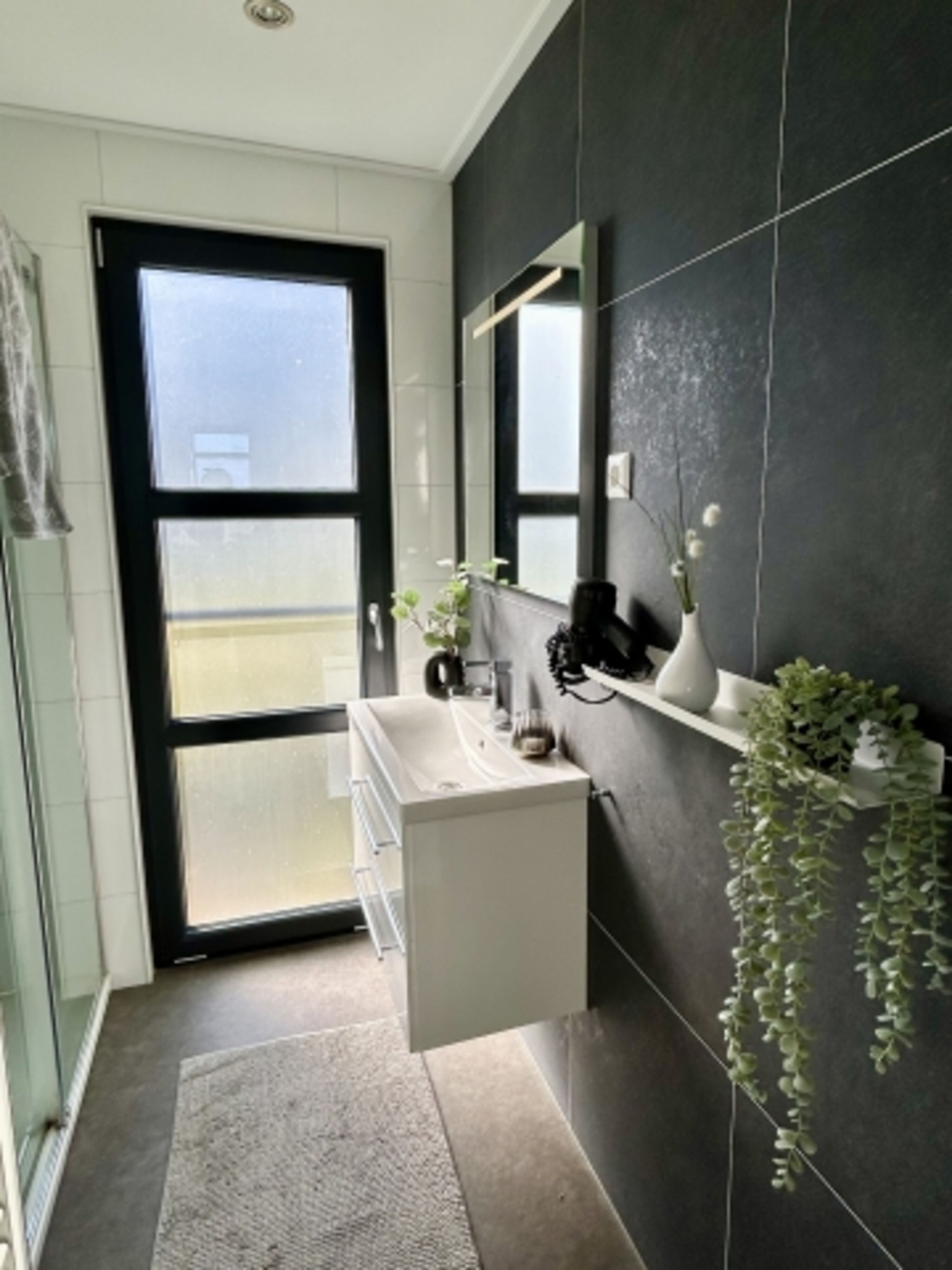 großes Tageslicht-Bad mit Rainshower-Dusche