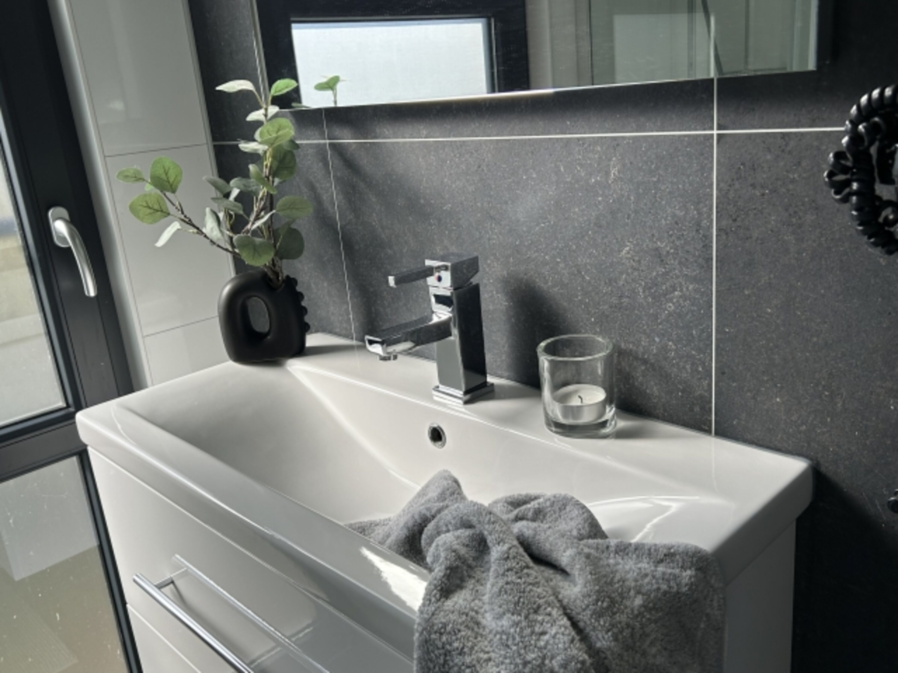 und großem Waschbecken