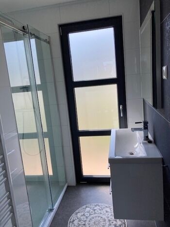 geräumiges Bad mit Rainshower Dusche