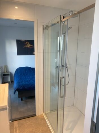 Bad mit Rainshower-Dusche