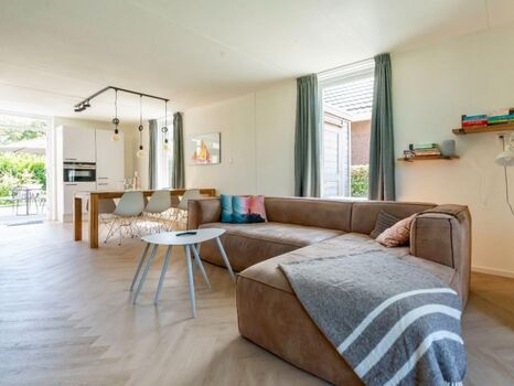 Das helle Wohnzimmer mit Eckcouch