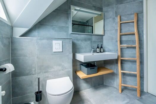 Das neue, moderne Badezimmer mit Regendusche