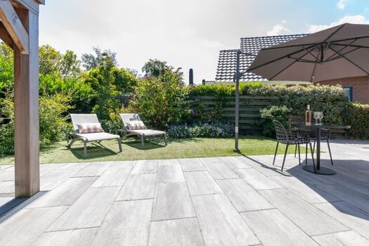 Der große, sonnige Garten