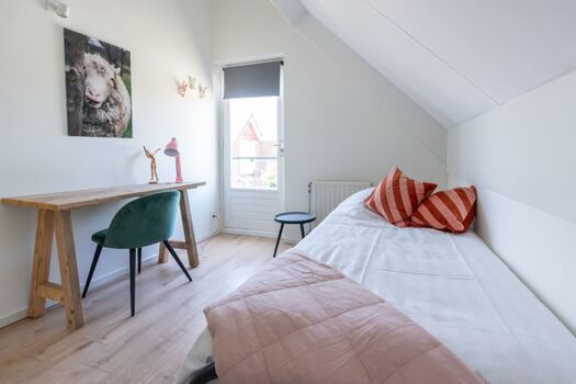 Schlafzimmer 3 mit 1 Einzelbett und Schreibtisch