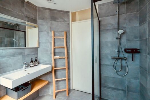 Das neue, moderne Badezimmer mit Regendusche