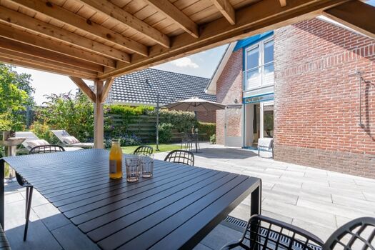 Die gemütliche überdachte Terrasse mit Gartengruppe