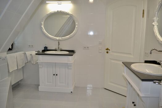 Bad mit zwei Waschbecken