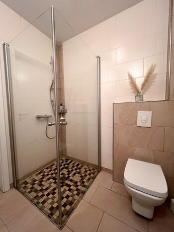 Badezimmer mit ebenerdiger Dusche