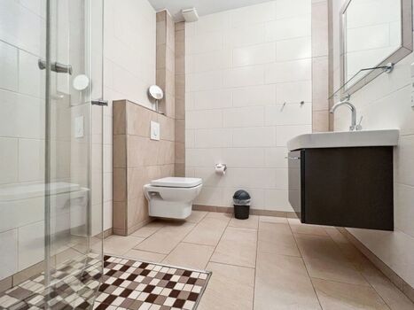 Badezimmer mit ebenerdiger Dusche