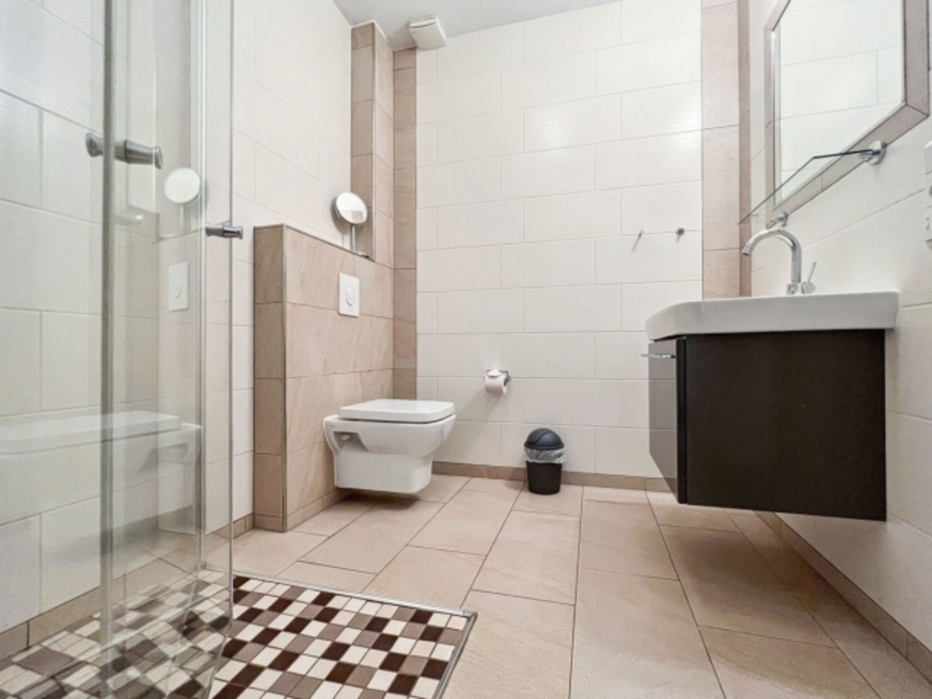 Badezimmer mit ebenerdiger Dusche