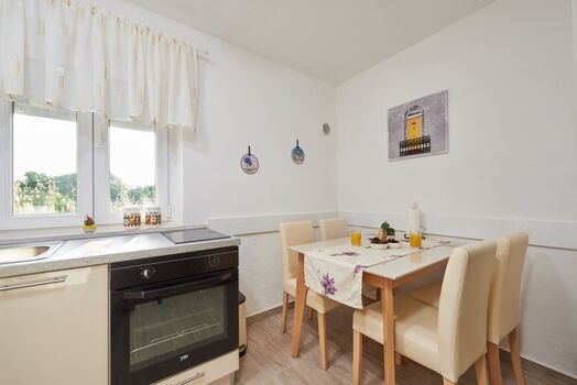 Küche mit Essbereich