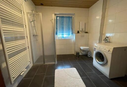 Badezimmer mit Fenster und begehbarer Dusche im EG