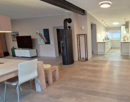 Blick vom Essbereich in die Küche