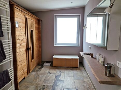 Großzügiges Bad mit Sauna
