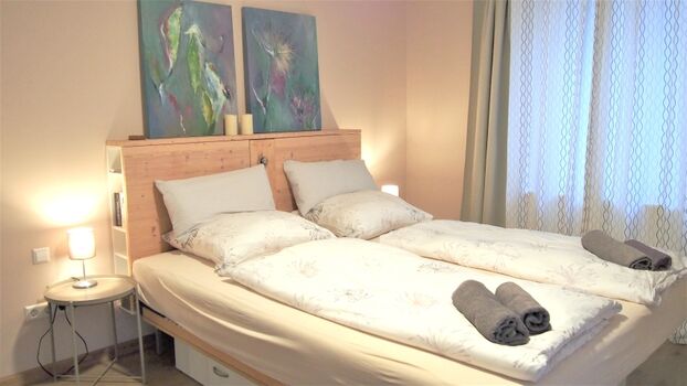 Schlafzimmer mit überlangem Doppelbett