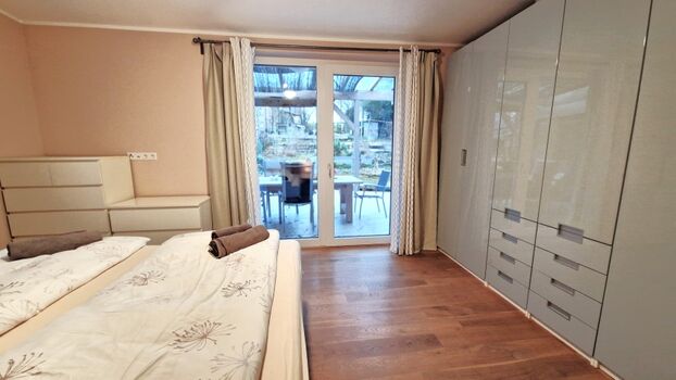 Schlafzimmer mit Blick in den Garten