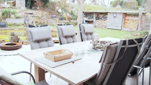 Terrasse mit Blick in den Garten
