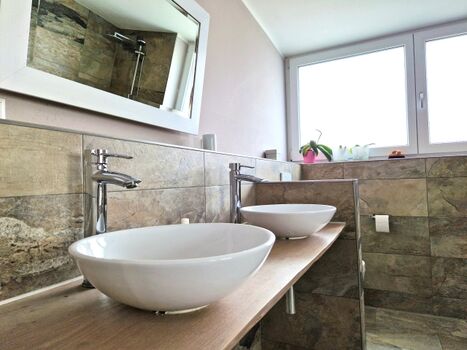 Badezimmer mit zwei Waschbecken 