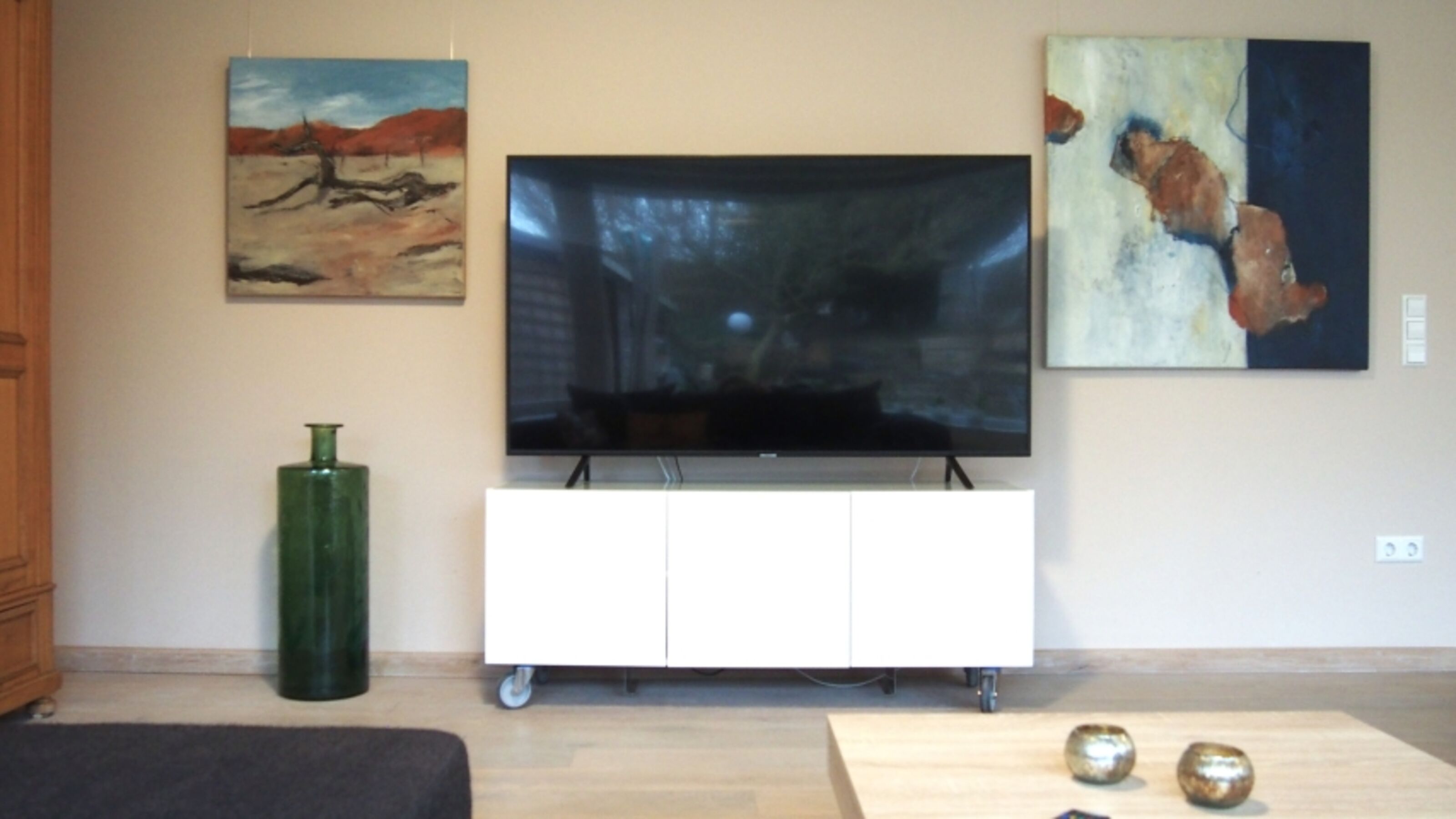 Großer TV im Wohnzimmer