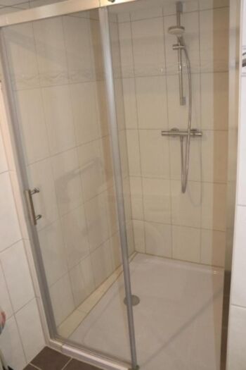 Badezimmer mit großer Dusche 130 x 100